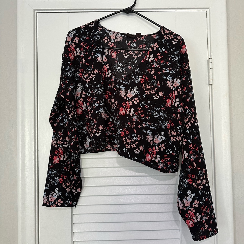 Free Press cropped long sleeve floral top size medium.